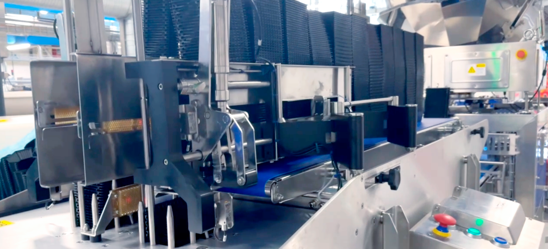 QUPAQ’s INTRAY Smart Buffer - Twin, a 100% electrical servo denester for denesting of trays on double lane.